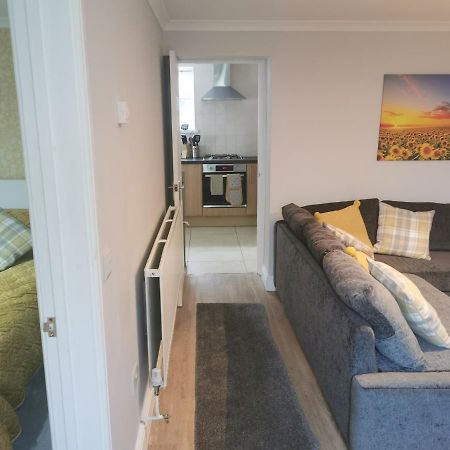 Immaculate One Bedroom Home With Private Parking Swansea Exterior foto