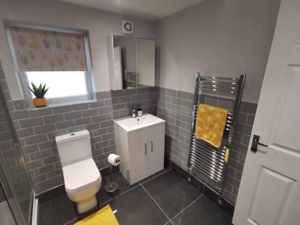 Immaculate One Bedroom Home With Private Parking Swansea Exterior foto